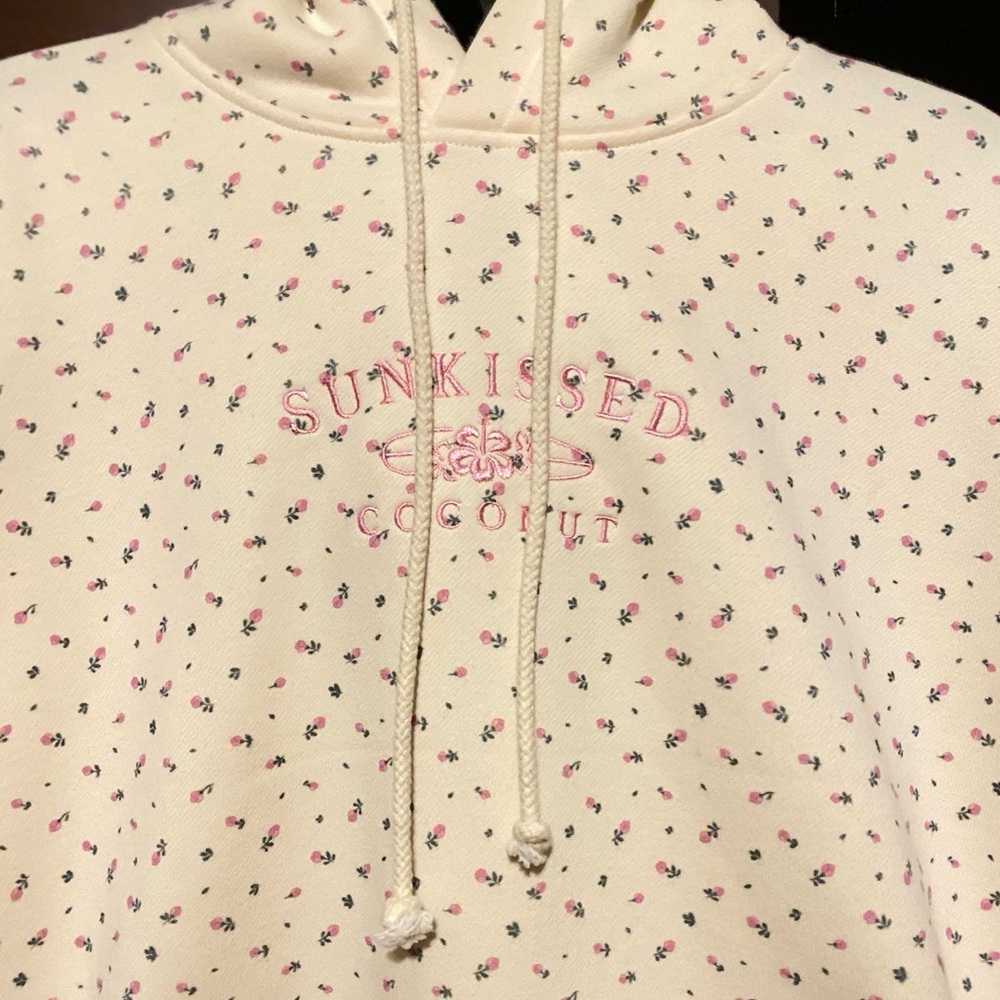 Sunkissed Coconut Toasted Cream Roses Hoodie with Embroidered Logo XL New - Picture 3 of 10